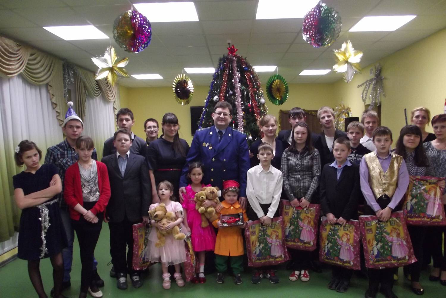 Прокуратура Кольского района поздравила с наступающим Новым годом